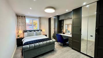 6 bedrooms, iron/ironing board, WiFi, bed sheets