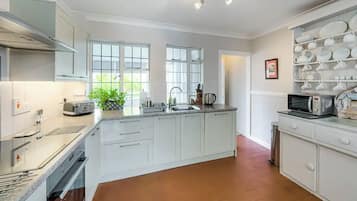 Mikrovågsugn, ugn och diskmaskin