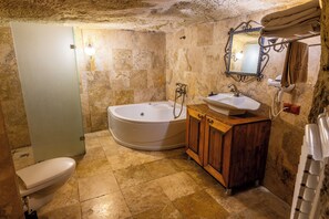 Superior Suite, City View | Bathroom | Free toiletries, hair dryer, towels, soap - Castlee İnn Cave (Ürgüp)