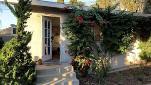 Exterior detail - Charming back house in walkable Los Feliz

 (Los Angeles)