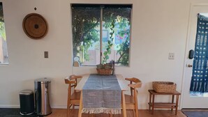 Dining - Charming back house in walkable Los Feliz

 (Los Angeles)