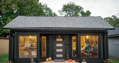 Style on the Square 2-bedroom bungalow with WiFi, AC in Petersburg