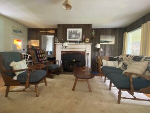 Una Smart TV, una chimenea, una impresora