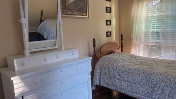 6 bedrooms, desk, iron/ironing board, WiFi