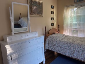 6 bedrooms, desk, iron/ironing board, WiFi