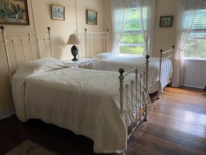 6 slaapkamers, een bureau, een strijkplank/strijkijzer, wifi