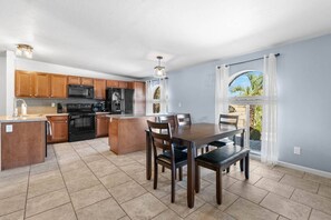 冰箱、微波炉、烤箱、炉灶