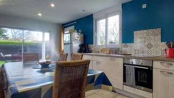 Fridge, oven, dishwasher, coffee/tea maker