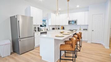 Maison (4 Bedrooms) | Cuisine privée | Four à micro-ondes, un four, surface de cuisson, lave-vaisselle