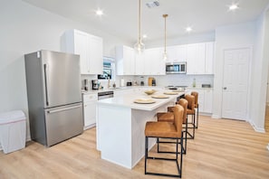 House (4 Bedrooms) | Private kitchen | Microwave, oven, stovetop, dishwasher - Urban Delight 4br/3ba Near City Center (San Antonio)