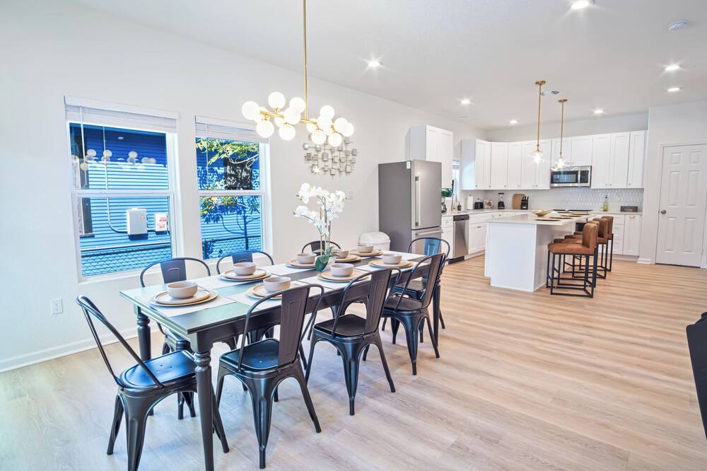 Urban Delight 4br/3ba Near City Center