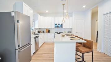 Hus (4 Bedrooms) | Eget kjøkken | Mikrobølgeovn, ovn, kokeplater og oppvaskmaskin