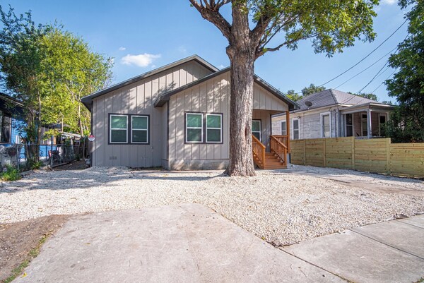 Urban Delight 4br/3ba Near City Center - San Antonio, TX