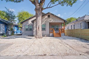 Exterior - Urban Delight 4br/3ba Near City Center (San Antonio)
