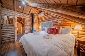 4 室のベッドルーム、デスク、アイロン / アイロン台、旅行用ベビーベッド