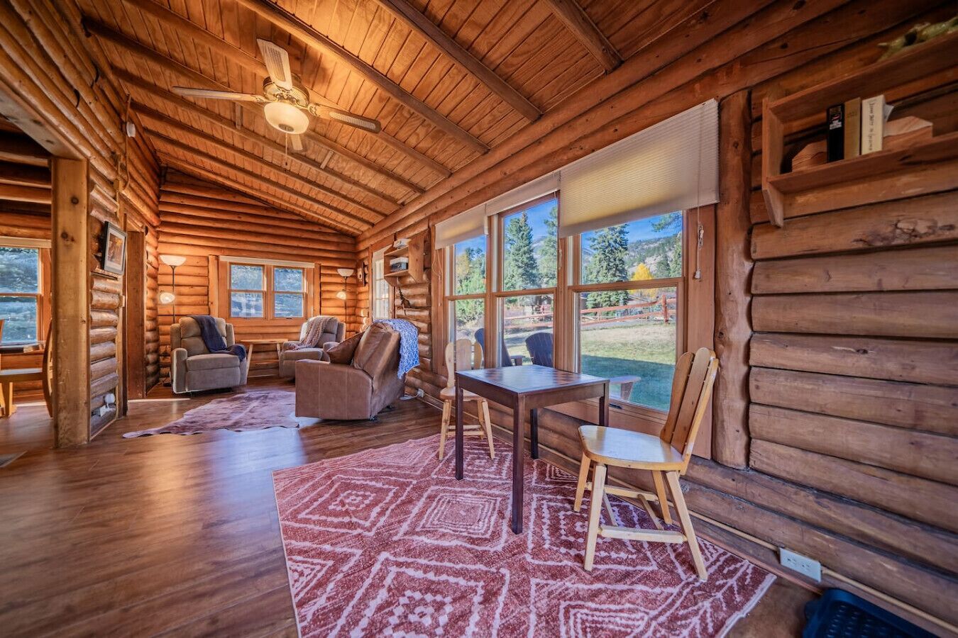 电视、壁炉、桌上足球、书