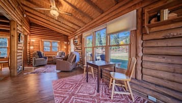 TV, peis, fotballspill og bøker