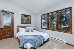 4 habitaciones, escritorio y tabla de planchar con plancha