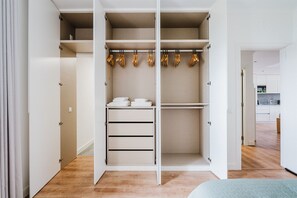 2 bedrooms, iron/ironing board, WiFi, bed sheets - Blueground | Oeiras, pool & AC, nr palace (Oeiras)