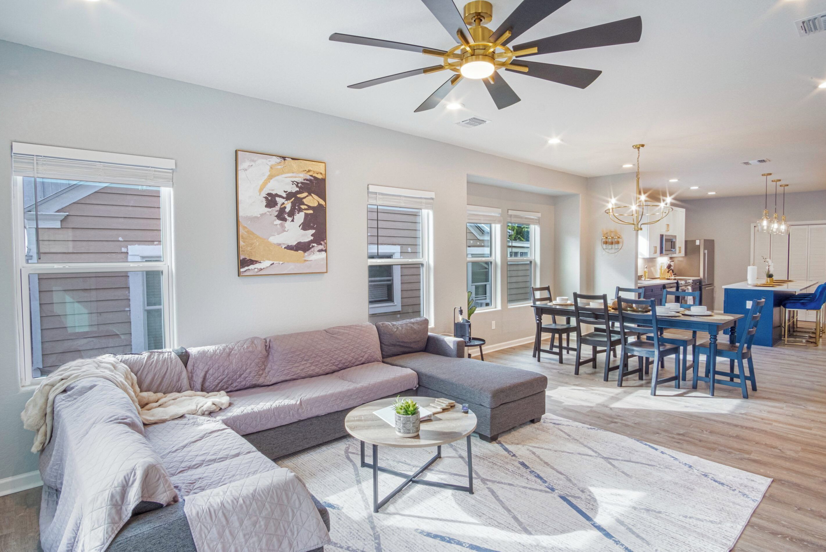 Nhà (4 Bedrooms) | Phòng khách | TV 50-inch có truyền hình kỹ thuật số 