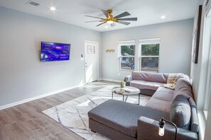 独立别墅 (4 Bedrooms) | 客厅 | 50-英寸电视(配备数码频道)