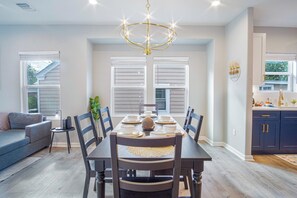 Dining - Lovely & Charming 4br/2.5ba Near Downtown's Prime (San Antonio)