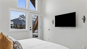 Unclassified image, 3 of 52, button - NEW Private Hot Tub ~ Upscale Mountain Home (Canmore)