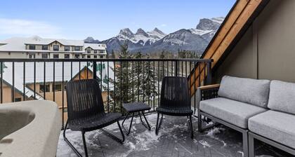 NEW Private Hot Tub ~ Upscale Mountain Home