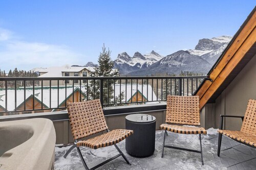 NEW Private Hot Tub ~ Luxury Mountain Retreat