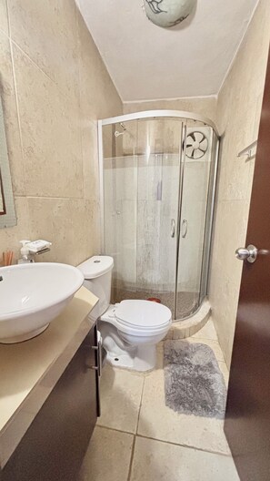 タオル、石鹸、トイレットペーパー