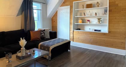 Charming Waterfront Loft + NearShops+Scenic