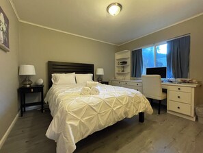 3 bedrooms, iron/ironing board, WiFi, bed sheets - Entire charming 3B2B house, 10 minutes to SFO (San Mateo)