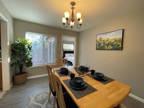 Dining - Entire charming 3B2B house, 10 minutes to SFO (San Mateo)