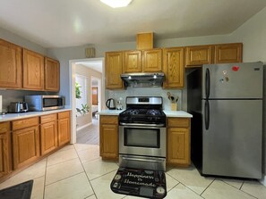 Private kitchen - Entire charming 3B2B house, 10 minutes to SFO (San Mateo)