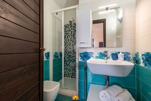 Douche, sèche-cheveux, bidet, serviettes fournies