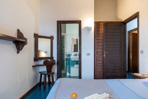 4 slaapkamers, een bureau, een strijkplank/strijkijzer, reisbedje