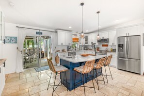 冷蔵庫、電子レンジ、オーブン、コンロ