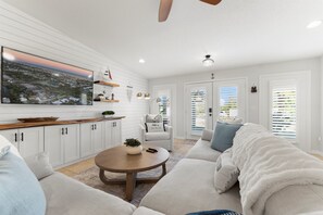 TV connectée, cheminée, livres, espaces bureaux