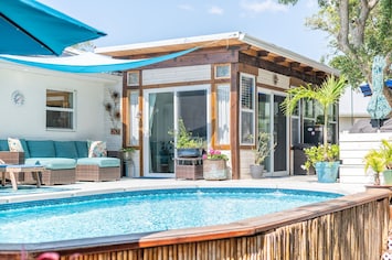 Relax in your private pool or fire up the pizza oven for a fun evening with family and friends!