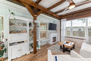 スマートテレビ、暖炉、書庫、書斎 / ワークスペース