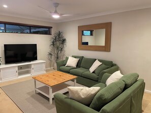 TV - Private and Secure, 3 bed 1.5 bath (Kardinya)