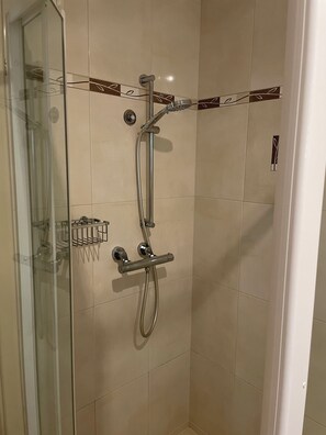 Bathroom - Private and Secure, 3 bed 1.5 bath  (Kardinya)