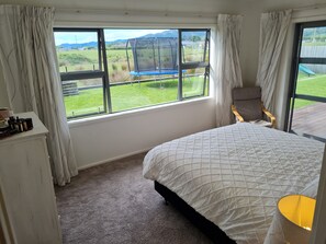 4 bedrooms, iron/ironing board, WiFi, bed sheets - Fantastic Location, Quiet & Modern (Gisborne)