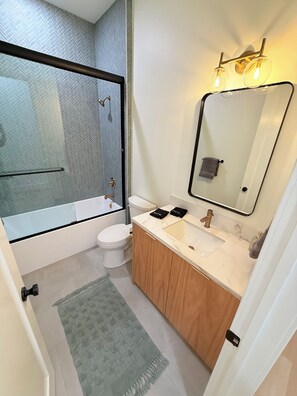 Bruser, hårtørrer, håndklæder, Sæbe