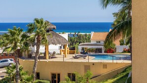 A resort with a pool, palm trees, and a view of the ocean. - 3 Bd Penthouse in the heart of San Jose Del Cabo (San Jose del Cabo)