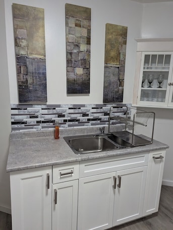 Private kitchen. Cozy 2-Bedroom Home in St-Boniface – 5 Min Walk to Food, Fuel & More