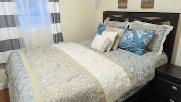 4 bedrooms, iron/ironing board, WiFi, bed sheets