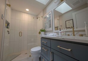 Douche, sĂšche-cheveux, bidet, serviettes fournies