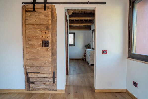 House, Fireplace, Mountain View | 1 bedroom, bed sheets