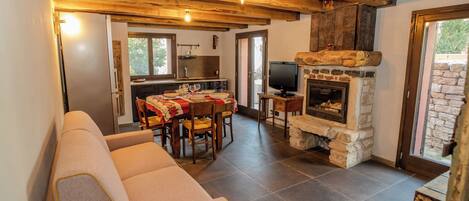 Nhà, lò sưởi, quang cảnh núi | Khu phòng khách